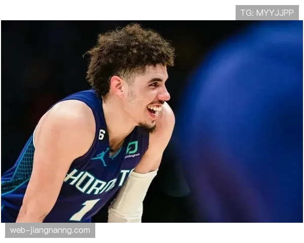 拉梅洛鲍尔通过挡拆策应与高频外线投射主导黄蜂转换进攻节奏