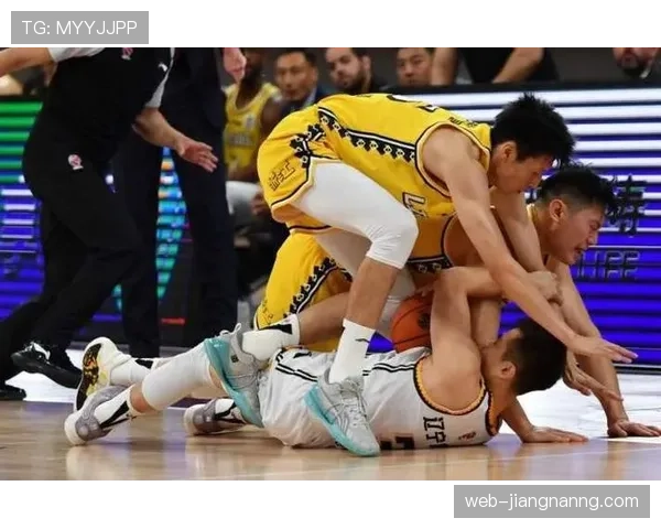 抱人犯规判罚到底有多严？裁判尺度为何常引争议