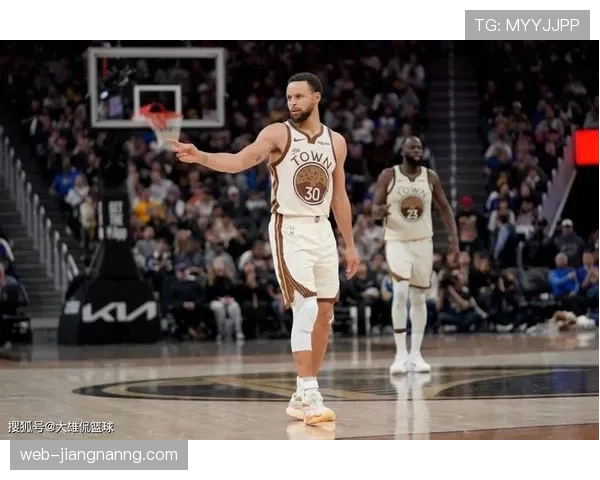 库里三分效率提升拉开防守空档，带动勇士关键进攻体系