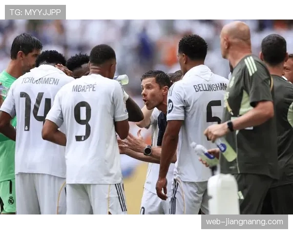 皇马中场断球后防守体系崩溃，表面控场实则失控问题显现