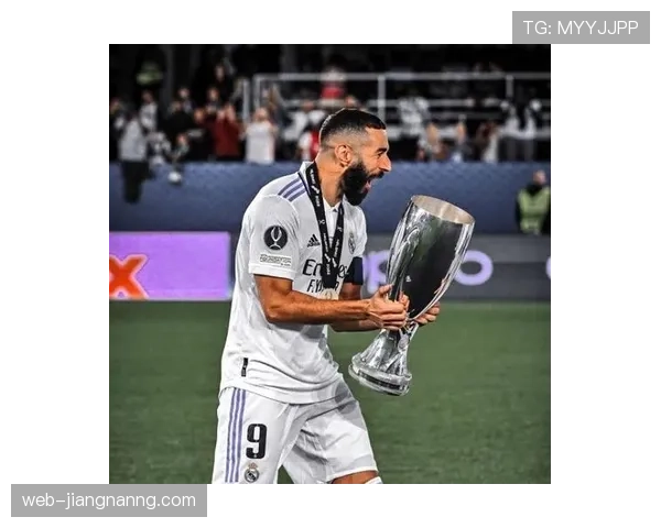 本泽马：从团队球员到金球奖得主的荣誉跃迁