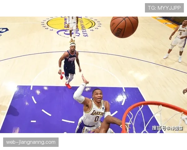 米尔斯无球跑动提升快攻效率 拉开球队进攻空间